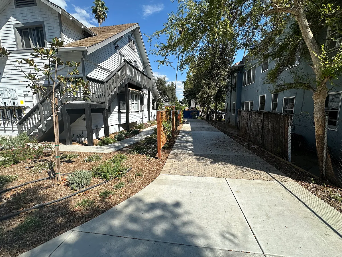 Building Photo - 1075 N Los Robles Ave #101