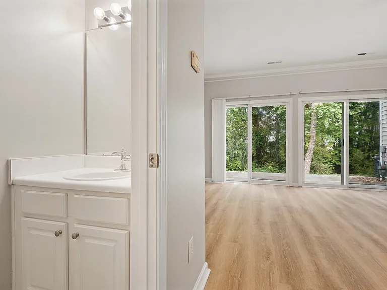 502 Canyon Lake Cir — Photo 12