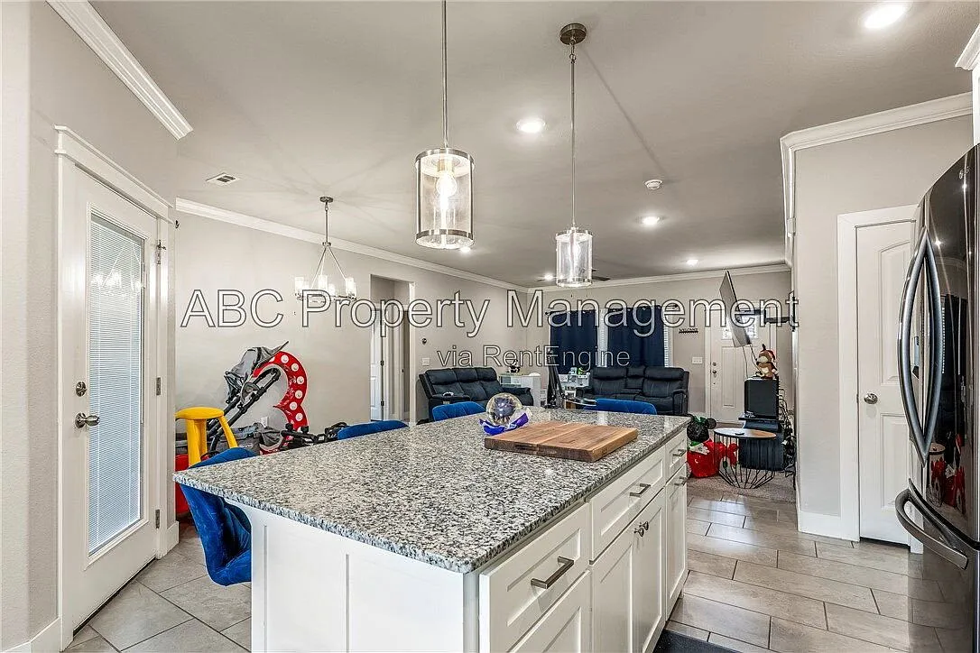 3 bed, 2.0 bath, 1589 sqft, $2,100 — Photo 4