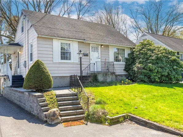 105 Millen Dr, North Syracuse, NY 13212