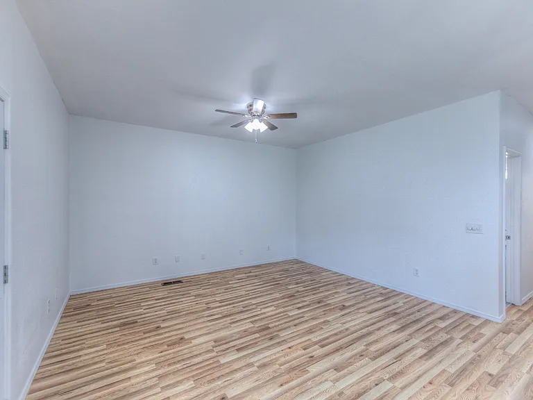 9215 S Erie Ave — Photo 12