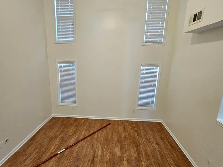 2369 Suwanee Pointe Dr — Photo 2