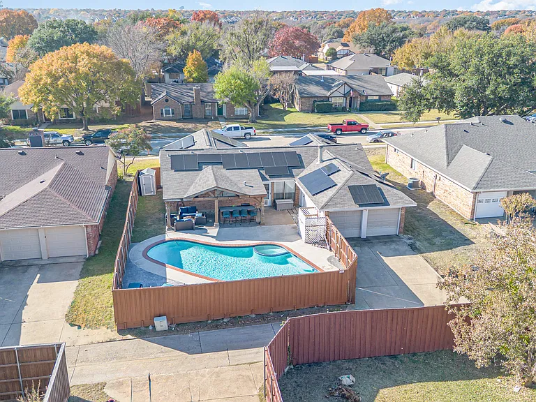 913 Sandhurst Dr — Photo 31