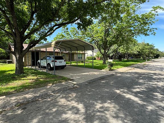 3rd image of 402 Monaco Dr
