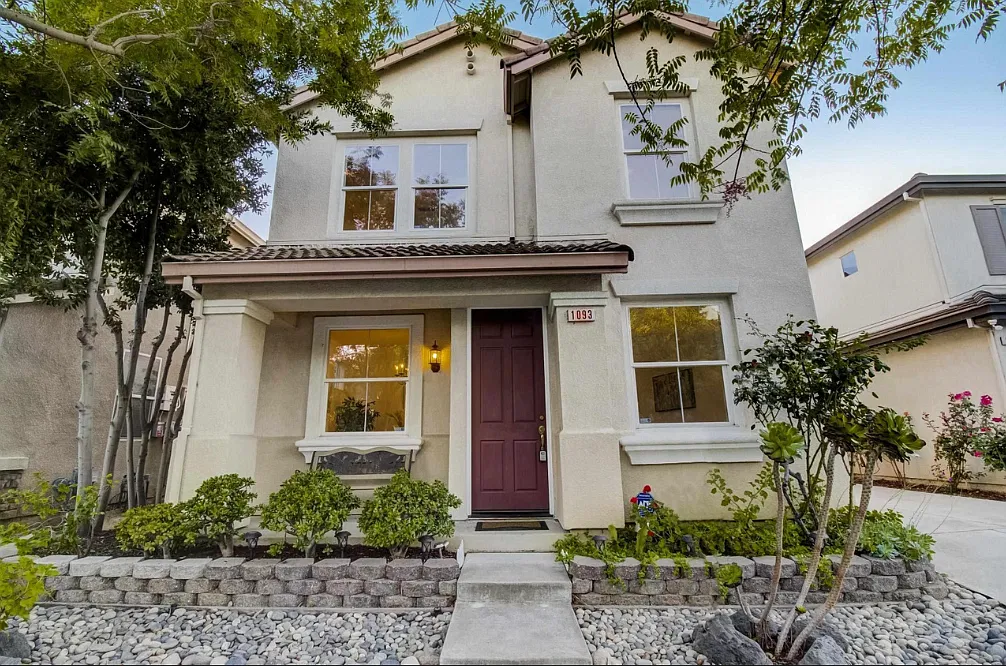 4 bed, 2.5 bath, 2018 sqft, $4,200 — Photo 3