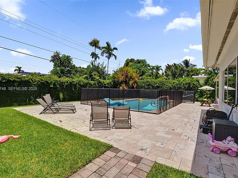 2025 Alamanda Dr — Photo 6