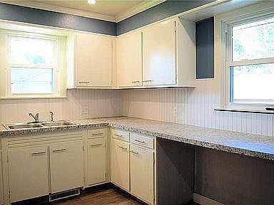 2nd image of 1934 Brownlee Ave