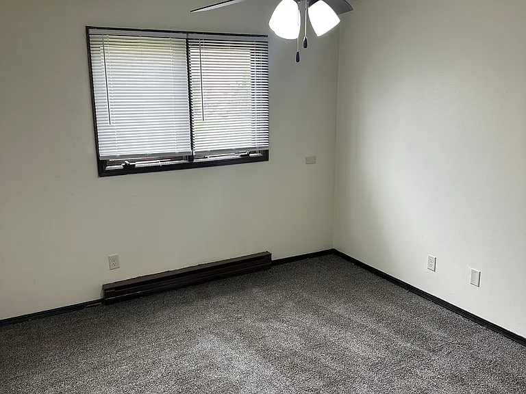 Immaculate Updated 1 & 2 Bedroom with 1 Bath — Photo 12