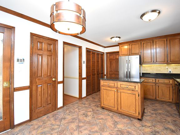 A view from the eat in back towards the kitchen. On the left the access to the back porch.