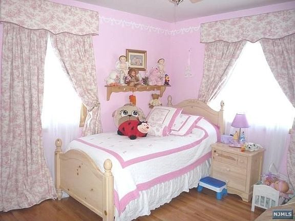 4th image of 218 Tremont Ave