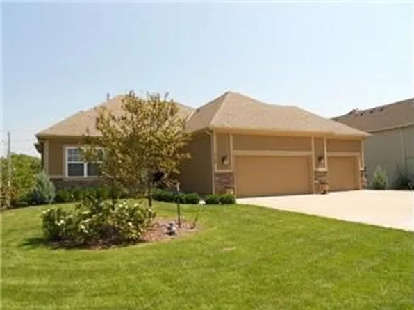 2106 SE Hemlock Rd, Blue Springs, MO 64014