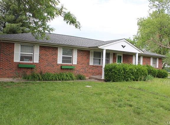 2nd image of 696 S Lincoln Dr