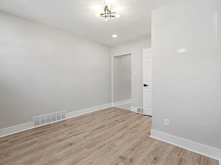 343 Ella St — Photo 21