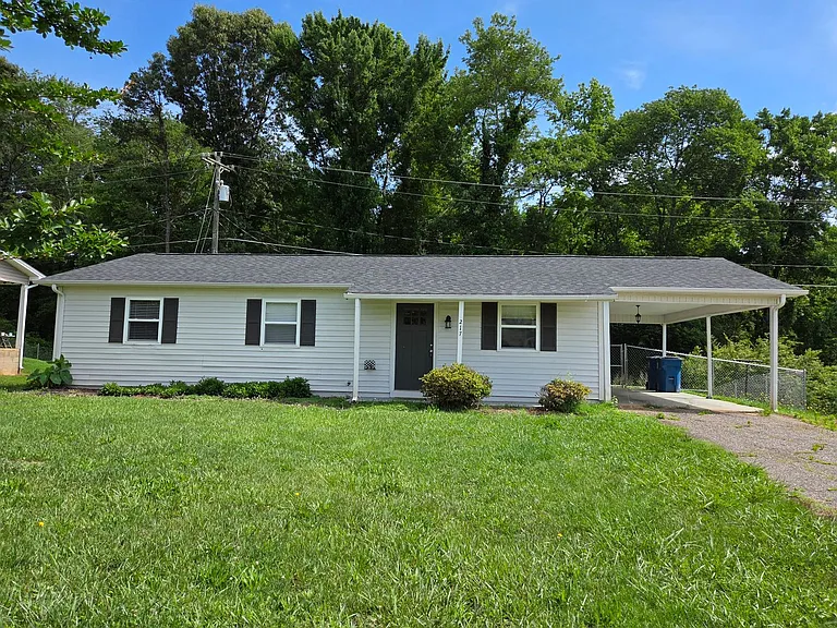 217 Foxwood Dr — Photo 1