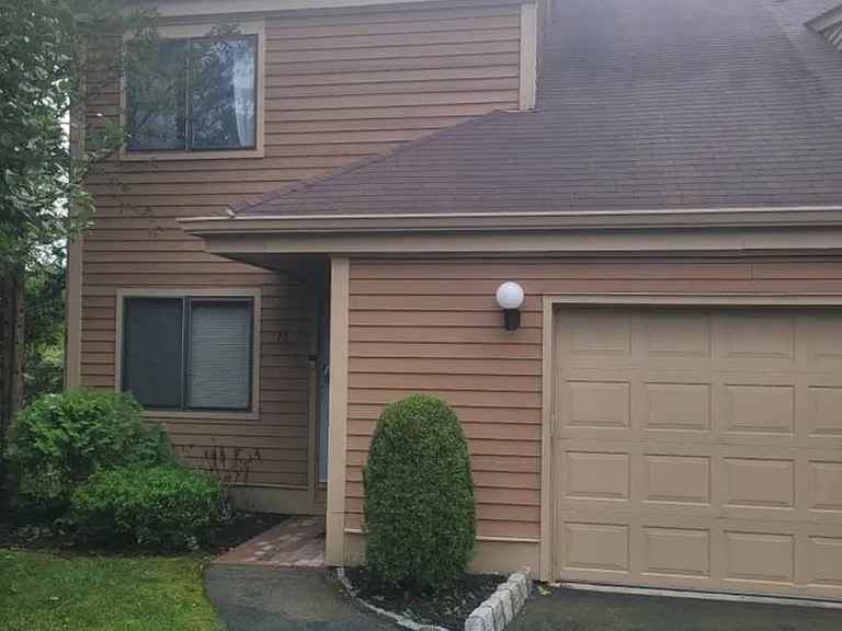 75 Greenway Close — Photo 1