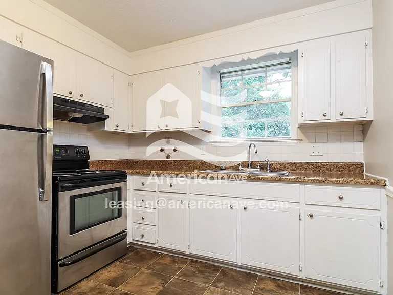 1410_004_kitchen_5.jpg