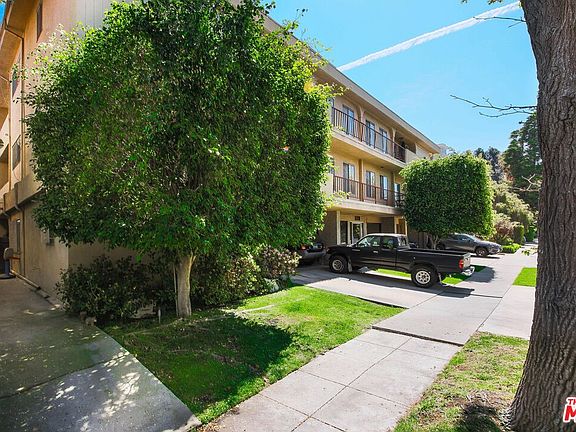 2nd image of 1110 S Oakhurst Dr