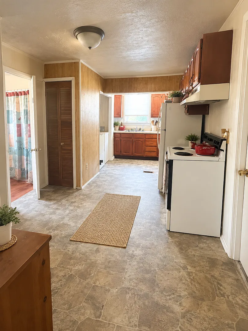 1500 E Butler St - 3 Bed, 1 Bath Home with Washer/Dryer & Large Corner Lot — Photo 1