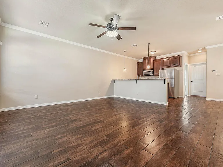 304 Live Oak St — Photo 4