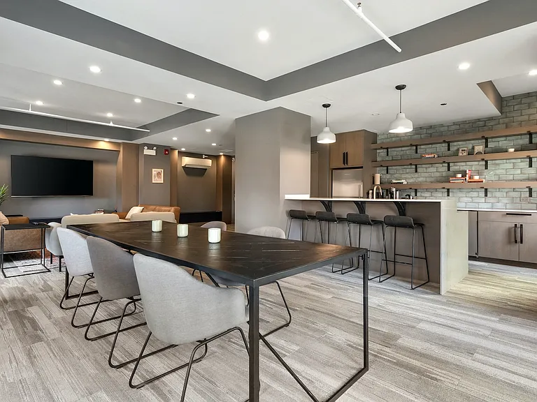 330 S. Wells St — Photo 1