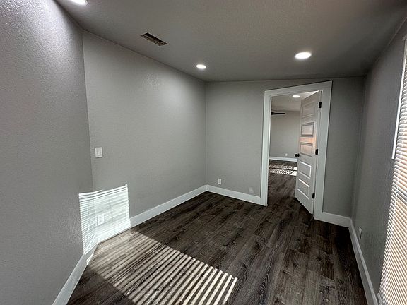 4th image of 119 Holland Ln S