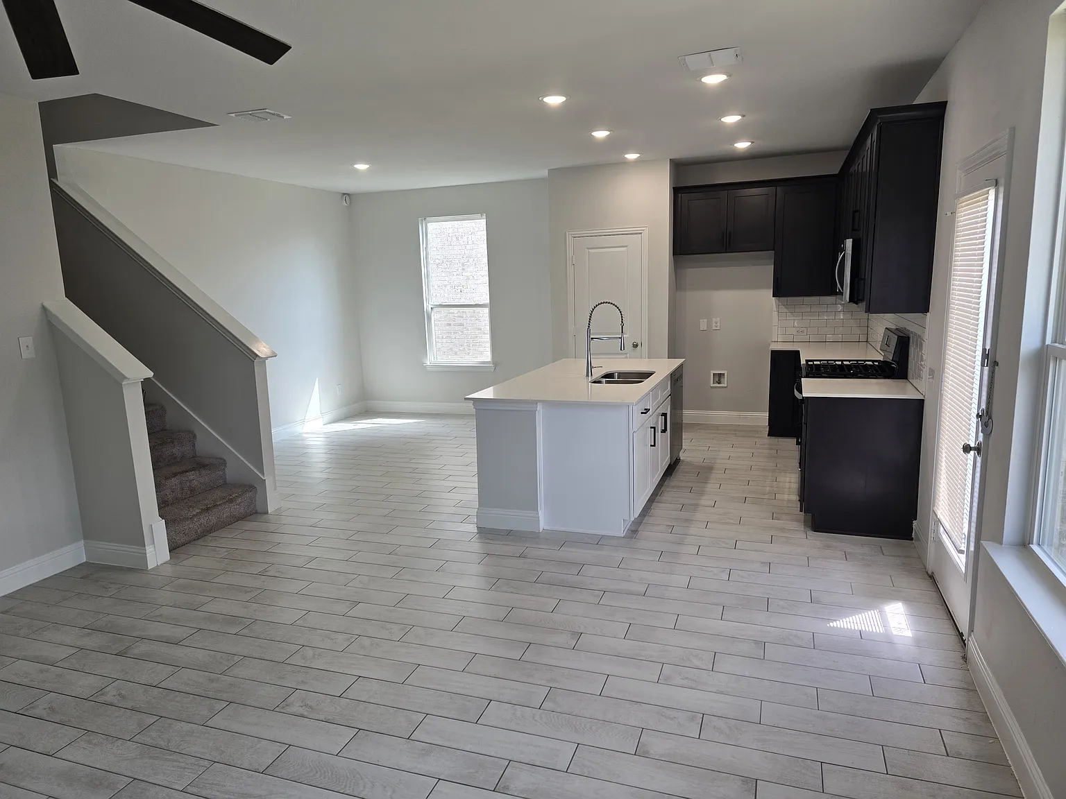 4 bed, 2015 sqft, $2,995 — Photo 4