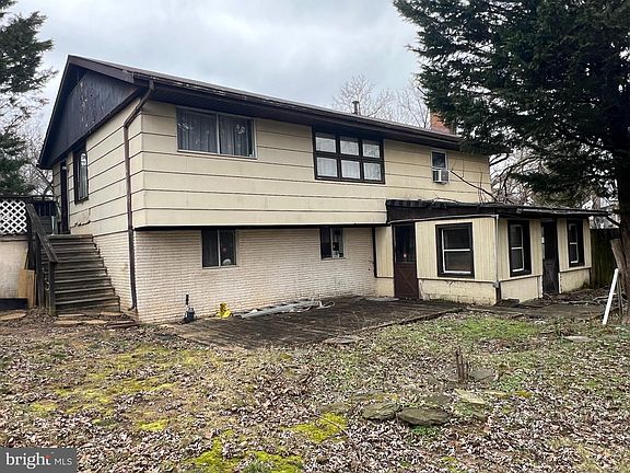 3rd image of 535 Chalet Dr W