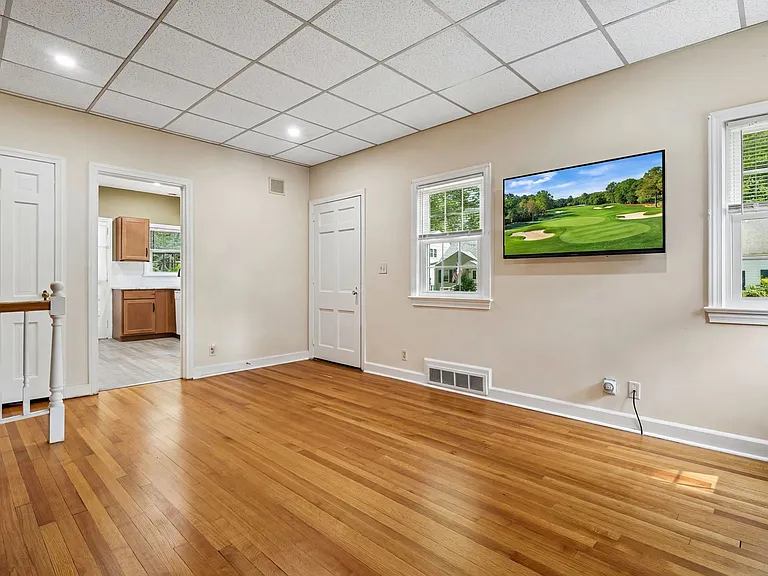 47 Rose Ave — Photo 10