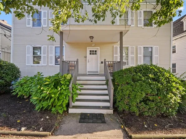 9 1/2 Narragansett Ave APT 3, Newport, RI 02840
