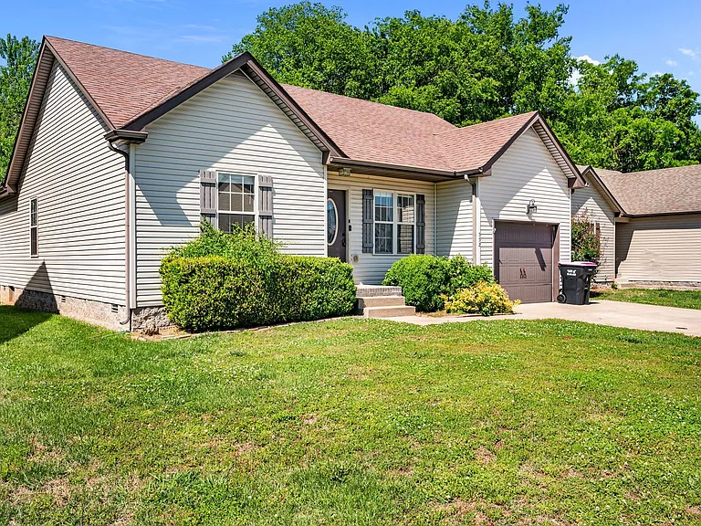 552 Falkland Cir — Photo 2