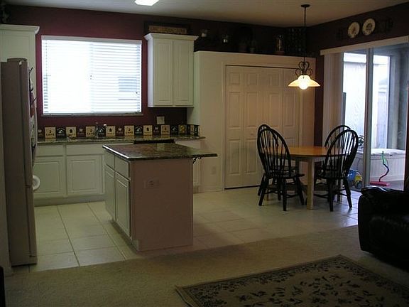 Eat in Kitchen w/Granite