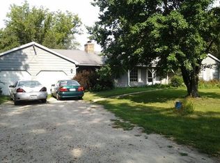 2719 Country Club Rd, Woodstock, IL 60098