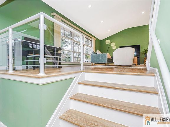 5th image of 11 Agate Rd