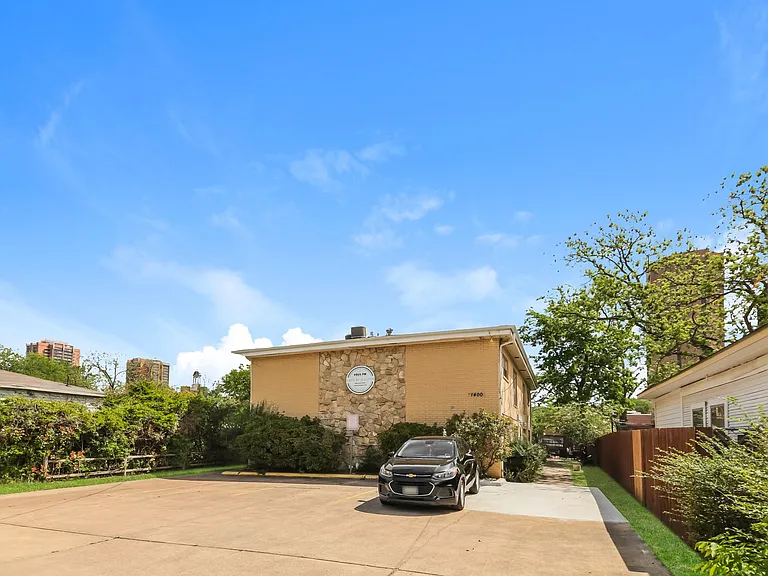1400 N Austin St — Photo 3
