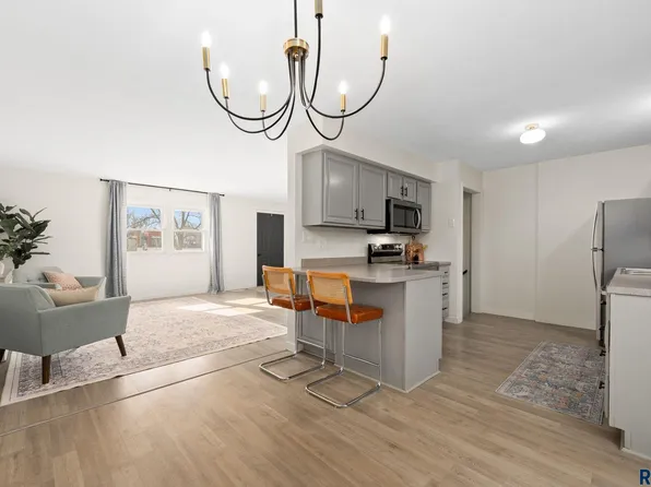 101 N Pipestone St Unit 2, Brandon, SD 57005