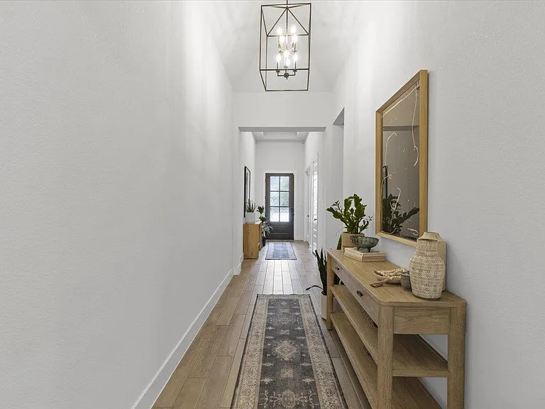 557 Jefferson Dr — Photo 2