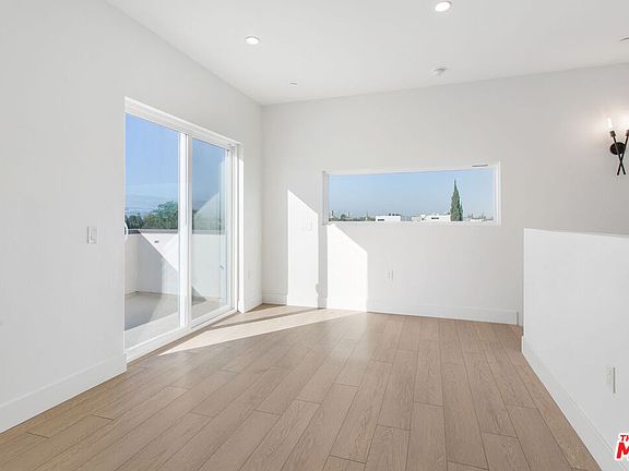5th image of 11212 W Victory Blvd #7