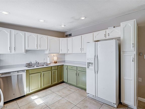 4th image of 1584 La Jolla Ave
