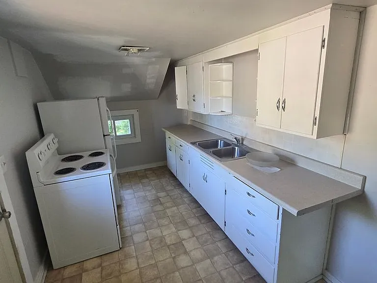 490 & 492 McHenry St — Photo 3