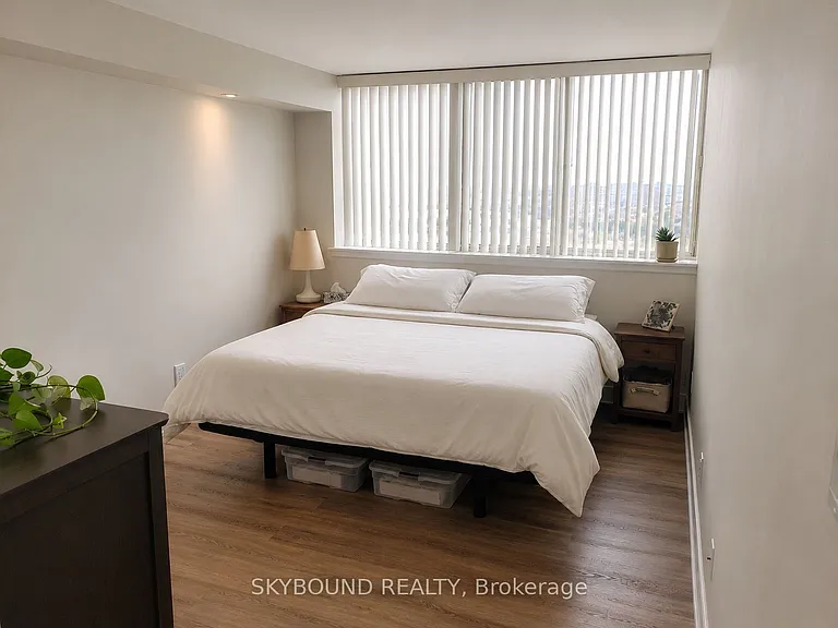1360 Rathburn Rd E #1705 — Photo 27
