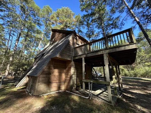 201 Creek Dr, Onalaska, TX 77360