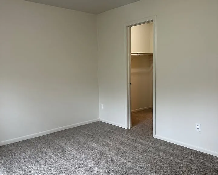 Sunset Lake Apartments — Photo 15