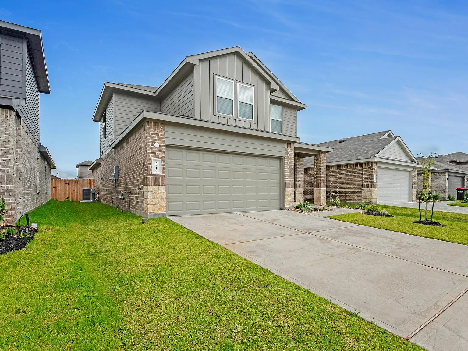 4 bed, 2.5 bath, 2042 sqft, $2,200 — Photo 2