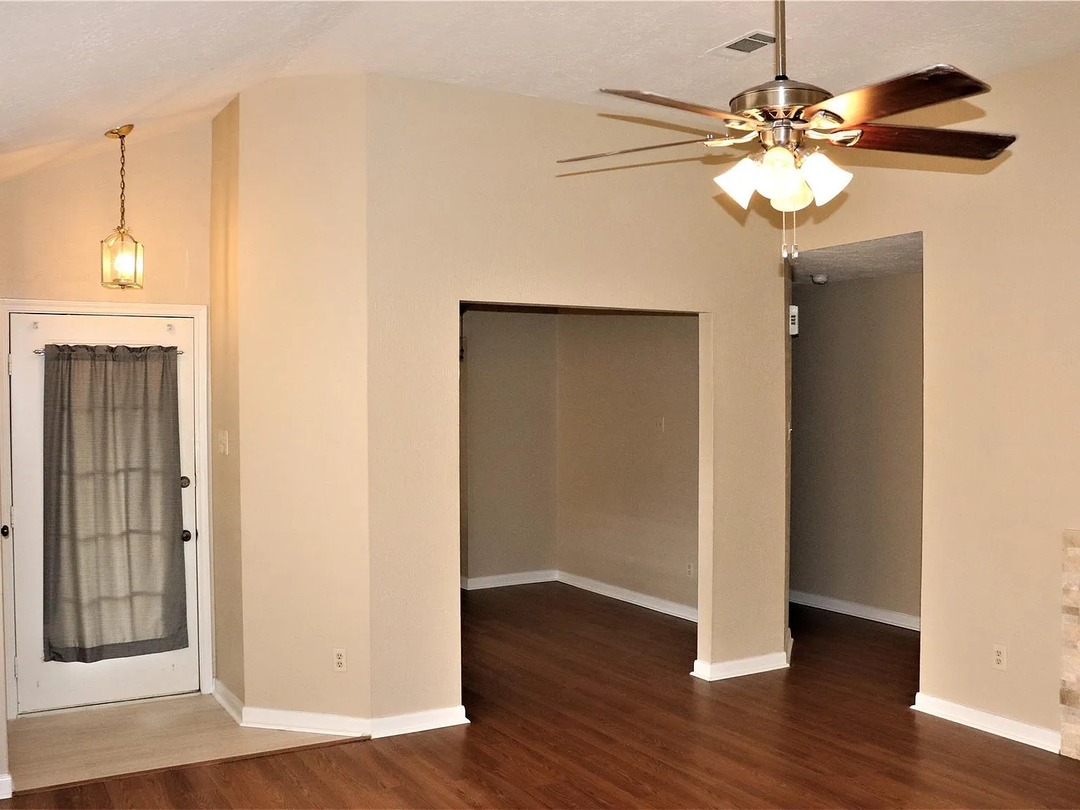 2 bed, 2.0 bath, 1302 sqft, $1,795 — Photo 3