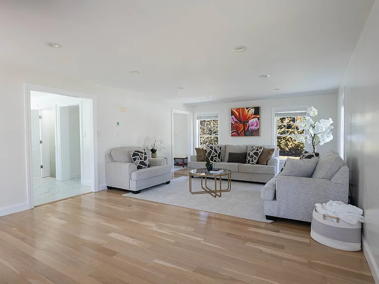 16 Hollyoak Ave — Photo 6