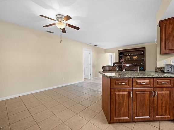 4th image of 428 SE 19th LN