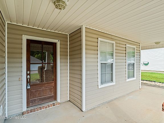 4th image of 28 Clear Springs Ct
