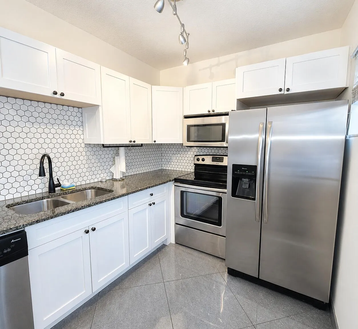 301 Central DR — Photo 4