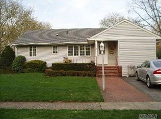 59 Laurel Hill Dr, Valley Stream, NY 11581