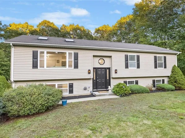 27 Peach Tree Hill Avenue, Ledyard, CT 06339